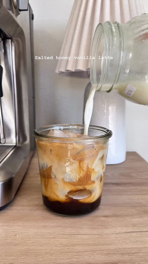 Salted honey vanilla latte🍯☕️✨🤍

Recipe:
- pinch of salt
- 1-2 tsp of @honeyhousehoney 
- double shot of espresso 
- milk
- ice
- vanilla cold foam (3 tbsp heavy cream 2 tbsp milk 1 tsp vanilla bean paste) 

Enjoy🤌🏽🤍✨

#homebarista #honeylatte #coffeerecipes #brevilleespresso #coffee