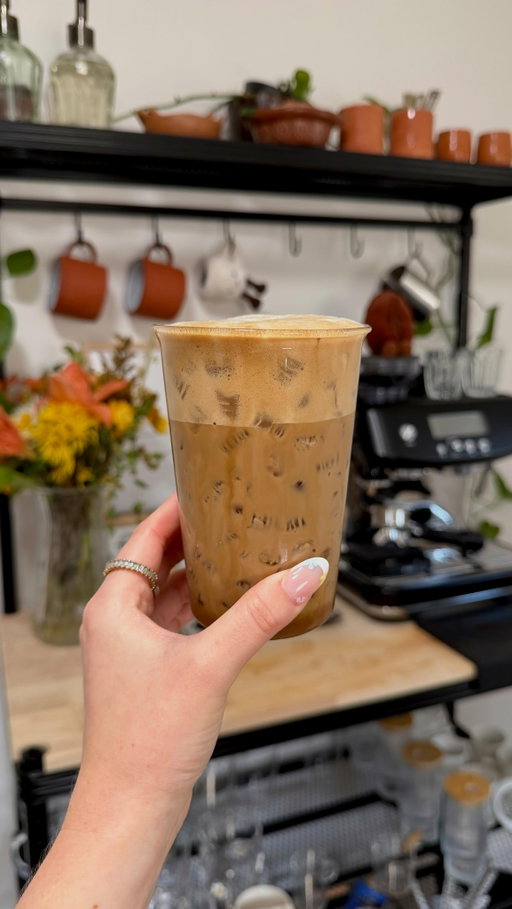 The BEST vanilla iced latte - no machine edition ☕️🤍

No hay nada mejor than a delicious vanilla iced latte at-home! And the reason why I recommend using vanilla bean es porque it has a deeper and richer flavor than your standard vanilla syrup. Pruébenlo and let me know if you taste the difference 

For this latte you’ll need:
• 2 tsp instant espresso 
• 1 tbsp vanilla bean syrup 
• 1/2 tbsp sweetened condensed milk 
• pinch of salt 
• 6oz milk of choice 

#vanillalatte #icedvanillalatte #instantcoffee #coffeeathome #coffeerecipes
