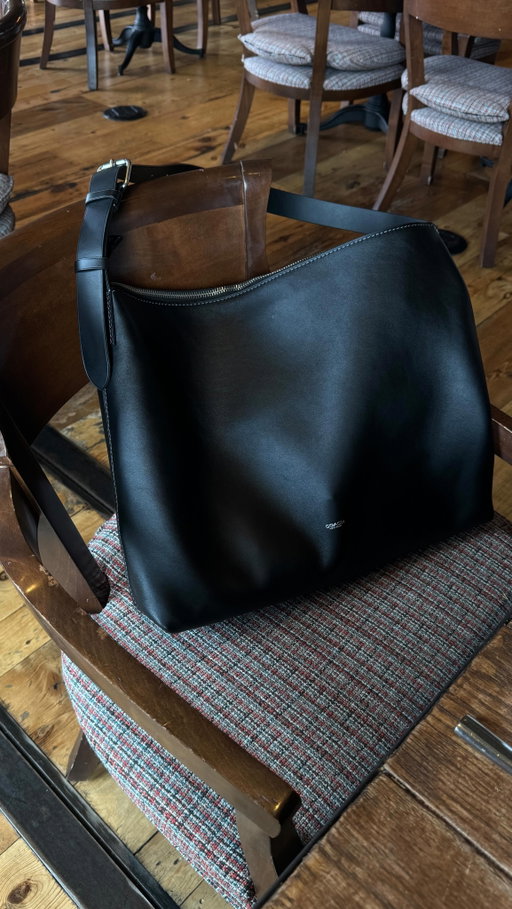 i might have found the perfect everyday / travel bag, especially for the price 
.
#menswear #everydaybag #travelbag #coach #mottmessenger