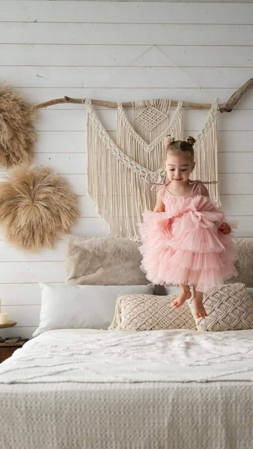 En quelques semaines… elle est passée de ses premiers petits pas à 10 mois et demi, à marcher comme une grande à 11 mois 🥺🤍

#premierspas #momlife #maman