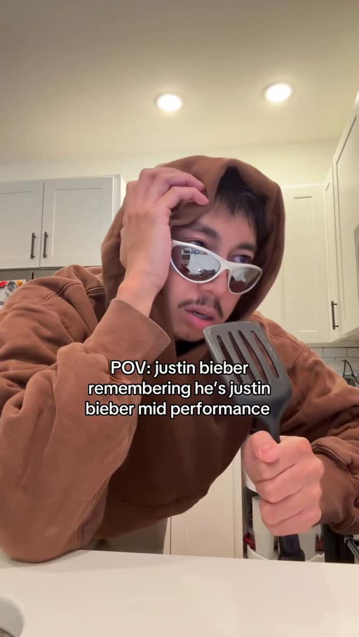 that “AY AY AY” from the crowd woke him up like a sleeper agent (ib: @therealnickreid) #justinbieber #coachella #beautyandabeat