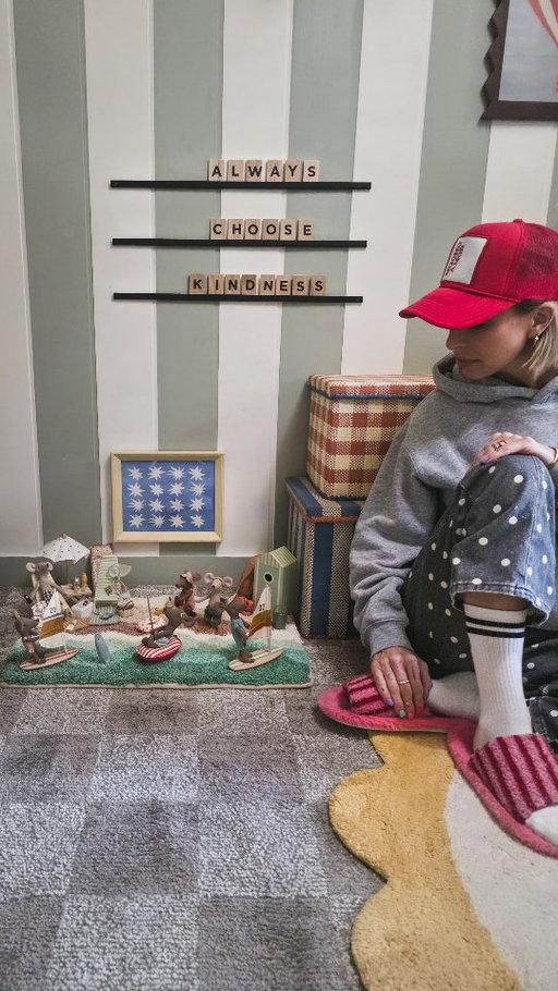 Mouser Beach ⛱️🤭

👋Your heart is safe here🩷! WELCOME &Follow along friends!

K but honestly how CUTE is this? I saw this bathmat and immediately my brain took me here 🥰! My love for miniatures & mouseys is forever going strong. What's your favorite detail? I wanna know👇🏽

#miniatures #mailegworld #mailegmouse #mailegmäuse #miniaturelovers