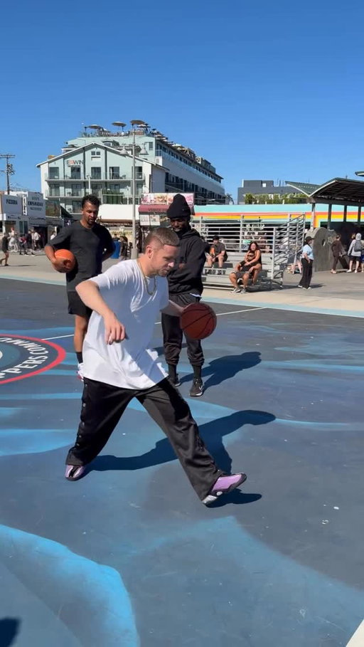Pulled up with @coinbase to surprise random @LAClippers fans with a VIP game day experience.

West #10 Warriors visit #9 Clippers tonight. Tune in at 10pm/et on Prime. #CoinbasePartner