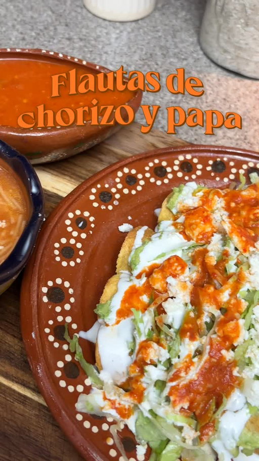 Flautas de chorizo y papa con sopita de fideo. 

#recetasfaciles #recetasmexicanas #sopita #cenadehoy #ideasdecomida