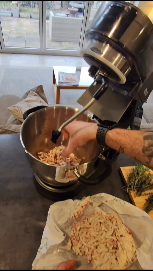 Oi Oi, the weather in the North West can’t make its mind up, one minute it’s bang sunny and the next Baltic! I like to get some cheeky roasts cooked up before the Sunday roast becomes Sunday BBQ. Using my Kenwood Chef Mixer and our grass fed tallow, you can get some serious crispy roasties!#kenwoodworld #kenwoodcookingchef #kenwoodCan
#kenwoodbrandambassador #cookingwithkenwood