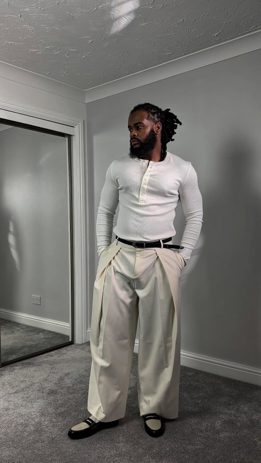 Trying out more neutral tones lately…

Less noise. More focus 

Comment “FIT” for outfit details 🤝

#wideleg #widelegpants #pleatedpants #ootd #menswear