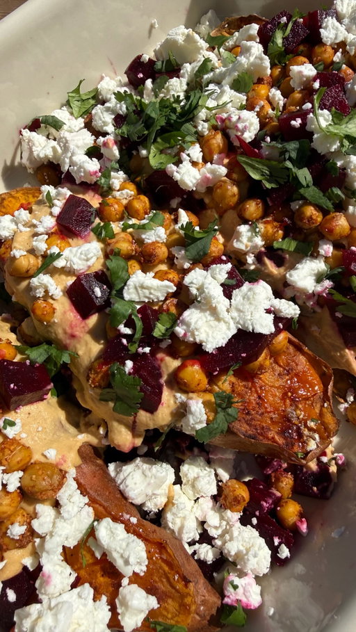 Batata-doce assada com húmus cremoso e grão crocante 🤤🤤🤤 tão tão tão bom! Guardem e façam! 🥲🫰🏽🤍

Ingredientes
2 batatas-doces
400 g de grão-de-bico cozido
Azeite (cerca de 30 ml para o húmus + spray ou um fio para as batatas e grão)
Paprika fumada (1 colher de chá + extra para temperar)
Alho em pó (a gosto)
Cominhos (1 colher de chá)
1 colher de sopa de tahini
Sumo de limão (opcional)
Sal (a gosto)
Beterraba cozida, cortada em cubos
Queijo feta, cortado em cubos
Coentros frescos

Preparação
Começa por cortar as batatas-doces ao meio no sentido longitudinal e fazer cortes leves em cruz na superfície. Tempera com azeite, sal e paprika fumada e leva à airfryer a 180 ºC durante cerca de 40 minutos, até ficarem macias.
Divide o grão-de-bico em duas partes. Uma delas é temperada com paprika e alho em pó, envolve bem e leva à airfryer a 200 ºC durante cerca de 10 minutos, até ficar crocante.
A outra metade do grão é usada para o húmus: adiciona azeite, paprika, cominhos, tahini e, se quiseres, sumo de limão. Tritura até obteres uma textura cremosa.
Quando as batatas estiverem prontas, coloca o húmus por cima, junta o grão crocante, a beterraba e o queijo feta em cubos e finaliza com coentros frescos.
Fica uma combinação muito equilibrada: tens hidratos de carbono complexos da batata-doce, proteína vegetal do grão, gordura saudável do azeite e tahini, e ainda textura (cremoso + crocante) que faz toda a diferença.