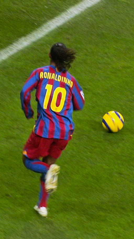 A magia acontecia cada vez que a bola chegava aos pés dele. A série documental #RonaldinhoGaúcho já está disponível.