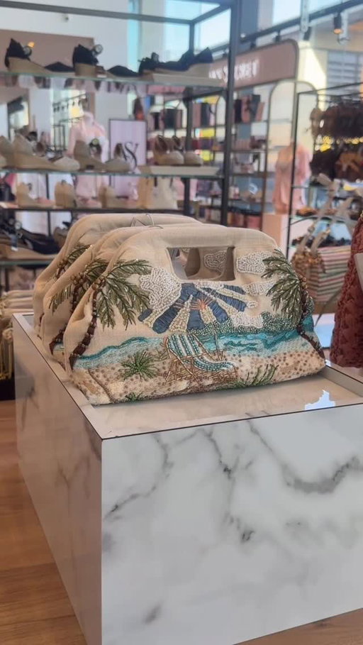 Imagine this clutch on your summer holiday 😍🌴