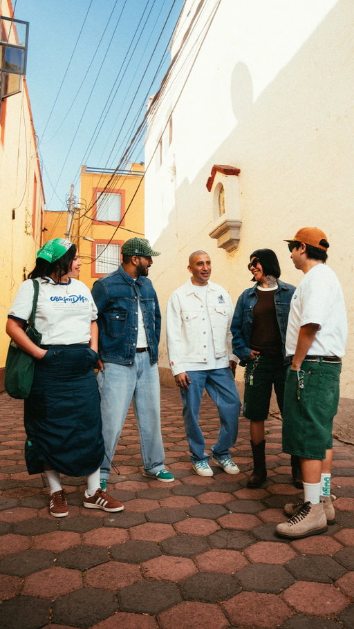 Cuando un momento ordinario se convierte en un recuerdo extraordinario, el fútbol se transforma en arte.
 
La Colección de Levi’s® con la Selección Nacional de México, disponible ahora en tiendas seleccionadas y Levi.com

When an ordinary moment turns into an extraordinary memory, football becomes art. 

The Levi’s® Mexican National Team Collection, available now on Levi.com