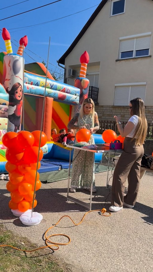 Szerintetek mennyi idő volt ezt összerakni? 🎈🐰 |reklám

Egy ilyen dekor mindig több munka, mint amilyennek elsőre tűnik, de amikor a végén összeáll az egész, az nagyon jó érzés 🥕

Ha szeretnétek dekorációt bármilyen eseményre:
📧 partylegvarak@gmail.com
📞 +36 70 564 5500

🎀 Ugrálóvár + komplett dekor egy helyen
📍 Jelenleg Pest megyében tudunk kiszállni

#dekoráció #partylégvárak #ugrálóvárbérlés #partydecorations  #ugrálóvár