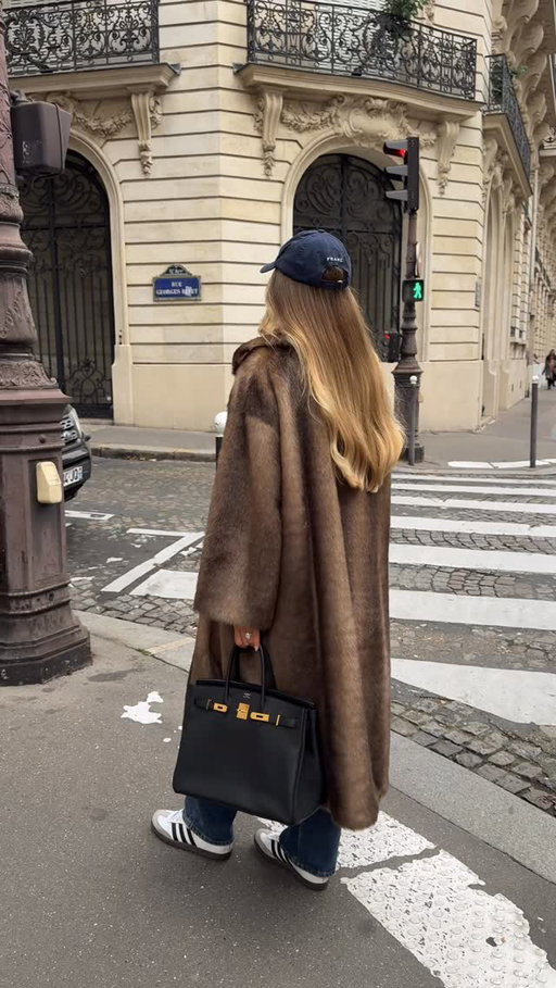 Mob-wife in the city 🏙️ 

#outfitinspiration #parisianchic #ootdfashion #outfitideas