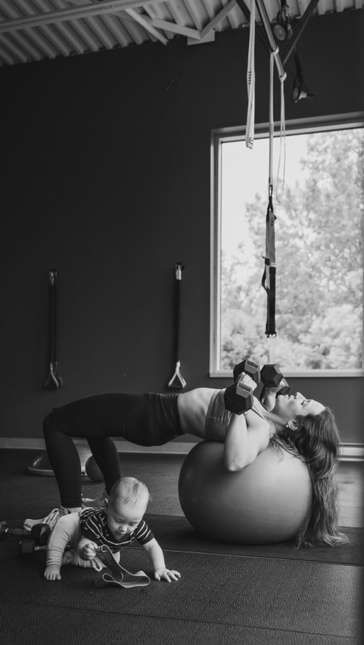 Quand une maman se remet au sport et prend du temps pour elle, il n’y a rien de mieux que de l’encourager, parce que ce ne sera pas facile tous les jours, elle n’aura pas envie tout le temps de s’entraîner… mais lentement, elle recommence à se donner du temps. Et ça ça compte !