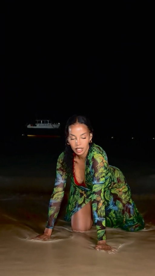When in Jamaica …. 😍🇯🇲❤️🌴😂 I can’t tell you how funny this was to film with everyone holding up a little light 😂❤️ team work makes the dream work 🫱🏼‍🫲🏽😂 @missdemsxo @jennymogeystylist @christielouisemac @hauteonlife @gettingstuffdoneinheels