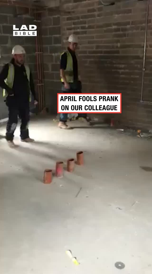 This will never get old 😂⁠
⁠
🎥: CONTENTbible)⁠
⁠
#pranks #construction #ladbible