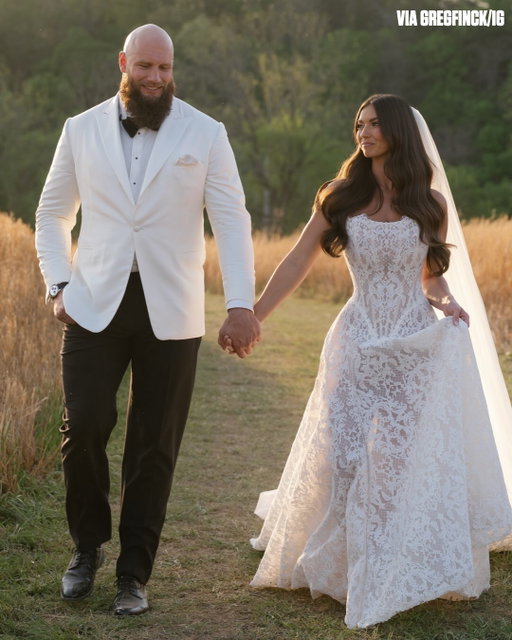 @lanejohnson65 and @kelseyholmer got married this past weekend and plenty of @philadelphiaeagles teammates were in attendance ❤️ (via @gregfinck, @ana_demmer)