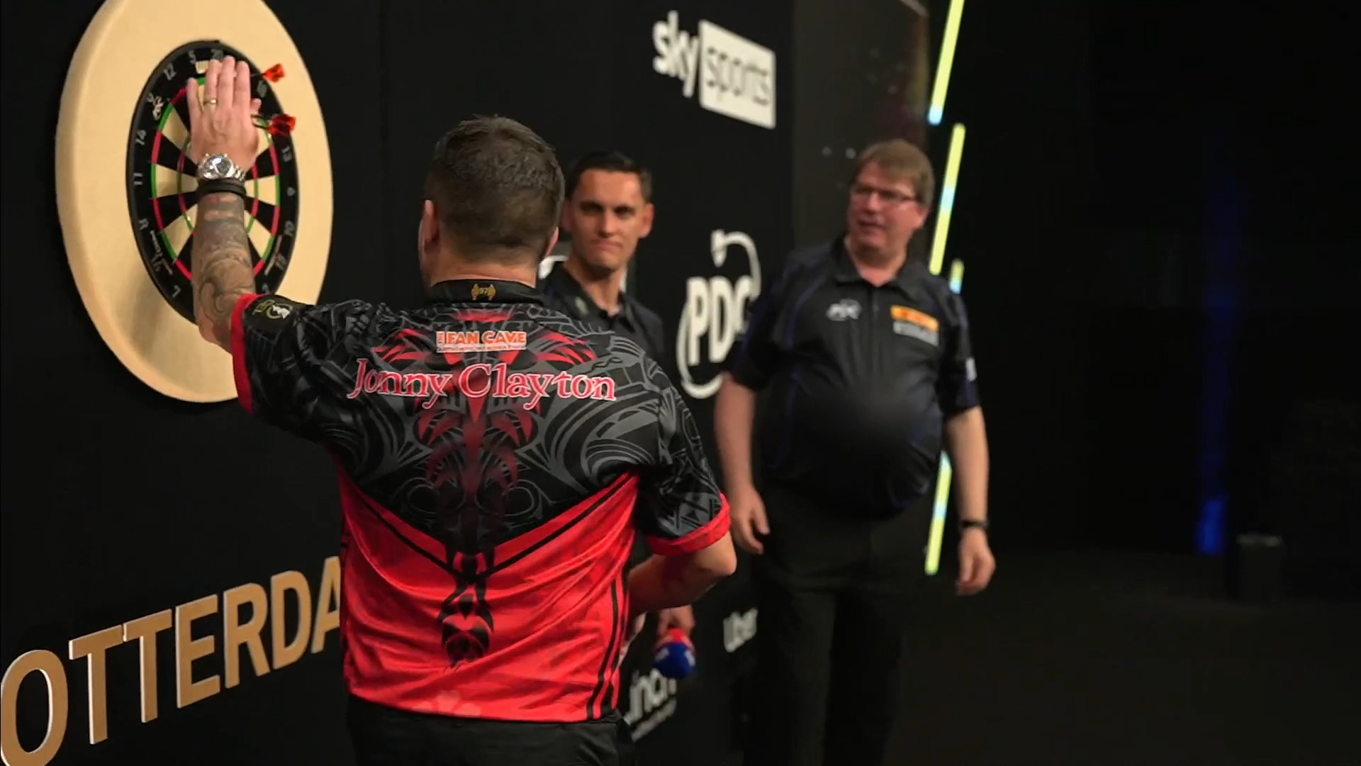 CLAYTON RUNS RIOT IN ROTTERDAM!! 🟠🇳🇱

Jonny Clayton picks up a huge five points in Rotterdam to further increase his lead at the top of the table...

The Ferret is firing in the 2026 Premier League 🔥