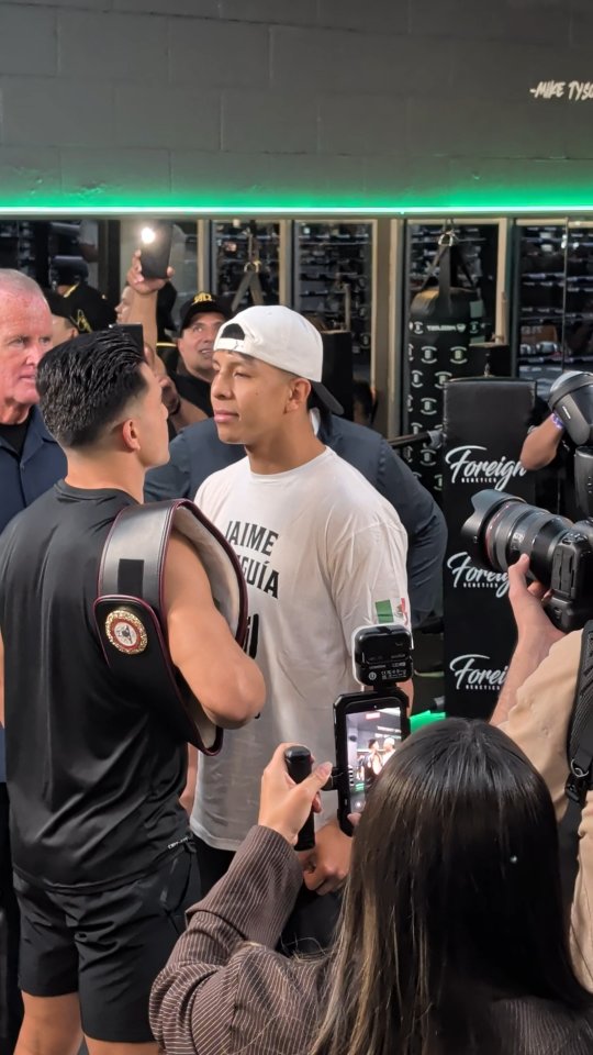 Calm before the storm 🌩️😤. @toro_resendiz1 and @jaimemunguiaoficial face off at today's media workouts. #ResendizMunguia

#BenavidezZurdo
