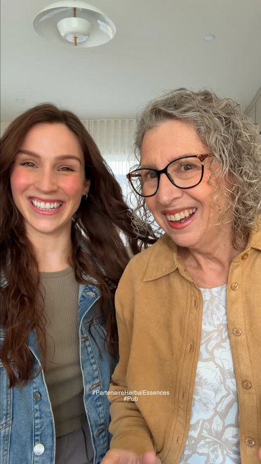 #pub C’est ma mère qui m’a introduit à @herbalessences dans les années 90, mais maintenant on inverse les rôles ! :) Je lui fais découvrir un de mes duos préférés, soit celui de la collection à l’huile d’abricot. Ça aide à définir les boucles tout en lissant les frisottis et l’odeur est juste addictive…! <3 

#PartenaireHerbalEssences #LePouvoirDesPlantes