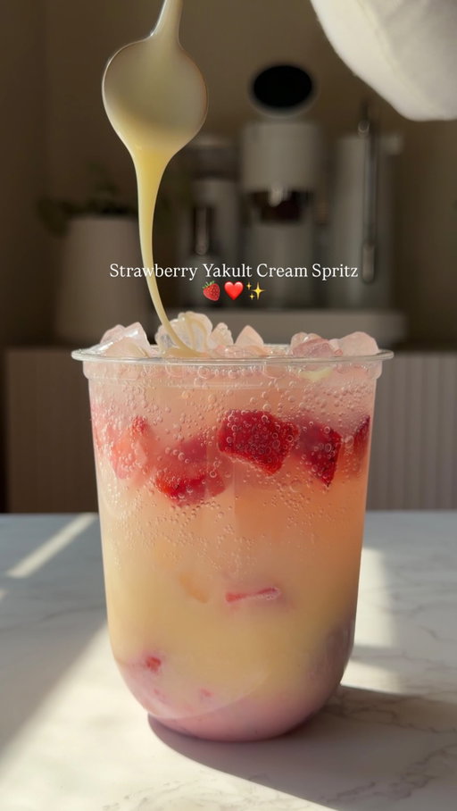 Strawberry Yakult Cream Spritz 🍓❤️
Strawberries, condensed milk, sparkling water, and Yakult come together in this unexpected and delicious combo 💚
Perfect for a hot day!

#dirtysoda #spritz #yakut #strawberrydrink