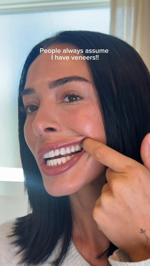 My daily oral care must-have for clean teeth and healthy gums! If you hate flossing or forget half the time, you’ll be obsessed with @soocasofficial flossing toothbrush
 
#Soocas #Soocasneosiiultra #oralcare #beautyroutine selfcarehabitscleangirlroutine #teethwhitening