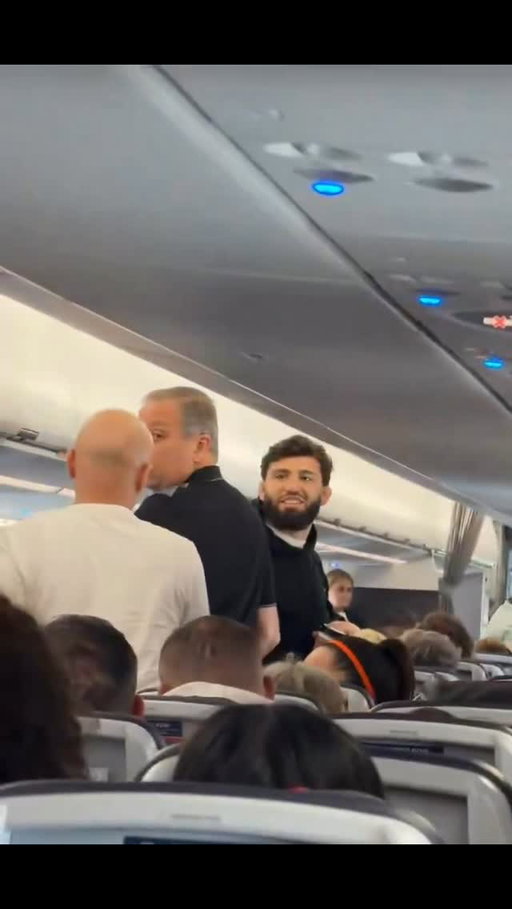 Arman Tsarukyan and two of his friends got booted off an American Airlines flight from LA to Philly because he was on his phone during takeoff. Wild overreaction. 🤯
(via @adam.zuba)