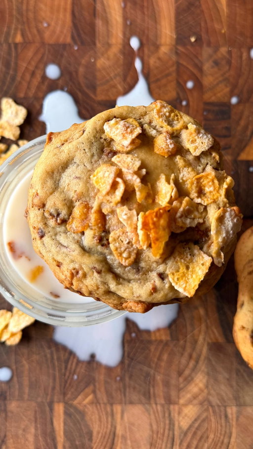 Crispy, chewy, buttery, chocolatey… these cornflake chocolate chip cookies are everything. The cornflakes add this irresistible golden crunch that takes a classic cookie to a whole new level 😍

We actually stumbled across another creator making something similar and couldn’t stop thinking about it, so of course we had to get in the kitchen and try our own version. Let’s just say… they did NOT disappoint. Frosted Flakes? YES!

They’ve got that nostalgic, cozy flavor with a little twist, and honestly? These might be making their way onto our holiday cookie list this year 👀🎄 But with graduation parties, BBQs, and summer gatherings right around the corner, you don’t have to wait that long to make them.

👉🏼 Trust us: this is one of those recipes you’ll want to keep on repeat. Save this for later and comment “RECIPE” and we’ll send you the link! 💌

https://mybizzykitchen.com/2026/04/16/frosted-flakes-chocolate-chip-cookies/