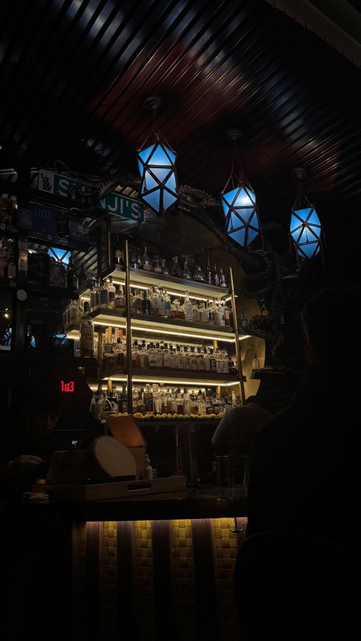 Shinji’s was just named the 77th best bar in North America @50bestbars ! @shinjisbar is an intimate 18-seat cocktail bar in Flatiron and and they serve maximalist cocktails and elevated bar bites. Jonathan Adler is the beverage director for both Shinji’s and noda and he does an excellent job crafting the menu - all the cocktails are so unique 🍸🥃 The drinks are accompanied by a curated selection of dishes, including tableside hand roll service with seasonal fish flown in straight from Japan. 
Amazing drinks and hospitality all around, be sure to give them a visit!
📍Shinji’s 
37 W 20th St, New York, NY 10011

Pictured: 
- hot and cold toddy
- Shinji’s gin fizz cocktail
- karaage cocktail
- tableside handroll service - salmon and bluefin tuna
- Truffle cheese toast waffle with umami butter and raclette
- mushroom rice bowl with pork belly