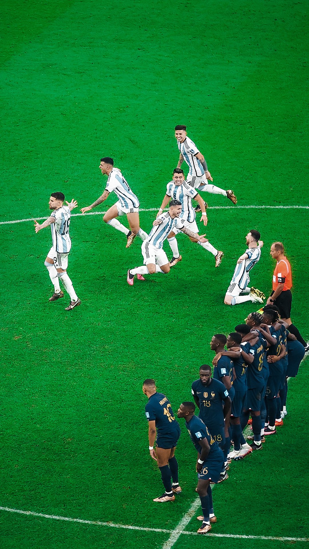 A tale of two teams... 🇦🇷🇫🇷 

#FIFAWorldCup