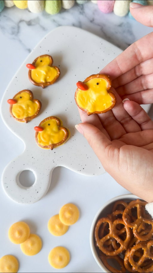 Easy Spring Chick Pretzels🐥

What you will need:
- Twisty Pretzels 
- Yellow candy melts (or white chocolate and dye)
- Orange M&Ms (or similar chocolate coated candies)
- Sprinkles (or edible marker for the eyes) 

Follow along for more seasonal treats and recipe inspiration!

#springtreats #funfood 
#dippedpretzels #chocolatedipped #easyrecipe

Easy spring treats, spring treats, spring snacks, spring treat, chocolate dipped pretzel, chocolate covered pretzel, food fun, food art, kids treat, kids snack, easy recipe, no bake recipe