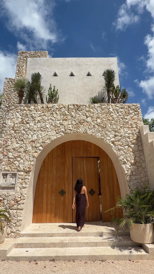 truly a dream stay ✨

the stones, the design, the attention to detail - I’ve never stayed in a place so incredible

one of the most amazing villas in Tulum - I can’t recommend @lacaleratulum enough

*There are 5 villas at La Calera property, this villa is Casa Dzalbay