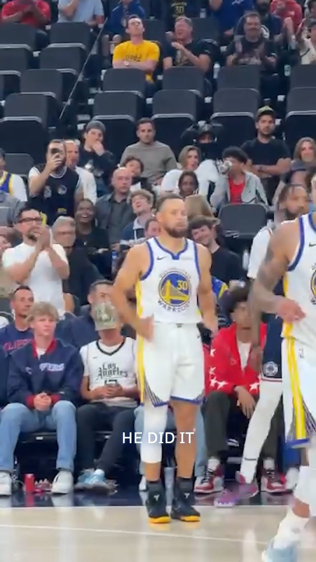 Steph Curry, man of the people.

📽️ @juneelite