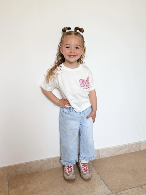 Je ne comprends pas comment on est déjà là… sa première année d’école est déjà presque finie 🥺

J’ai l’impression de l’avoir déposée pour la première fois hier, avec son sac trop grand et ma petite boule au ventre.

Aujourd’hui elle a ses copains, ses habitudes, elle me raconte ses journées (quand elle veut 🤪) et moi j’essaye juste de réaliser que mon bébé grandit beaucoup trop vite 💗

#premierbebe #grandesoeur #amour
