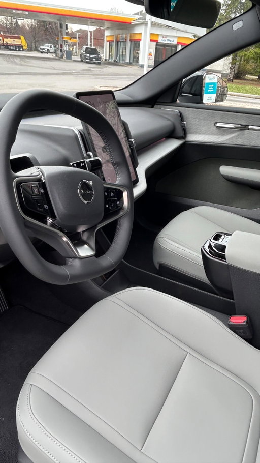 ASMR with this 2026 Volvo EX30 Cross Country.

@volvocarcanada 

You will notice this EV don’t have a key or keyfob to open the doors. Instead, it uses a keycard to tap the pillar to access the vehicle.

You can easily store the card into your wallet. Less bulky and one less item to put into your pocket or bag/purse.

No start/stop button. Screen is activated and ready to roll.

#2026VolvoEX30 #EX30 #EV #ASMR #MoVernie