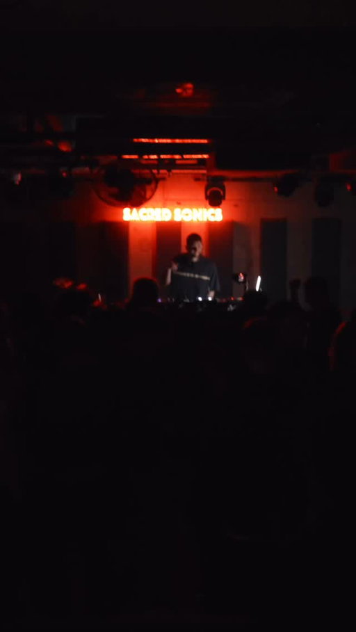 The exact moment the bassline dropped and the crowd went completely crazy in London 🇬🇧

📹 @mertkalemm 

#londonclubbing #londonmusic #bassdrop #londondj