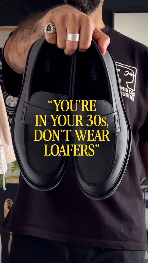 Getting a little bit older, but that doesn’t mean loafers look creepy on us. And I never thought loafers could be good for the environment haha with the plant based innovation from Arwin 👏🏽 I heard from you guys about feeling like loafers are just for the young ones to make it vibey. And want to avoid feeling like an older man in older style shoes. But it’s an easy versatile shoe for daily wear as much as smartening up. Hope this inspiration gives you some tips if you wanted to try out loafers in your 30s+