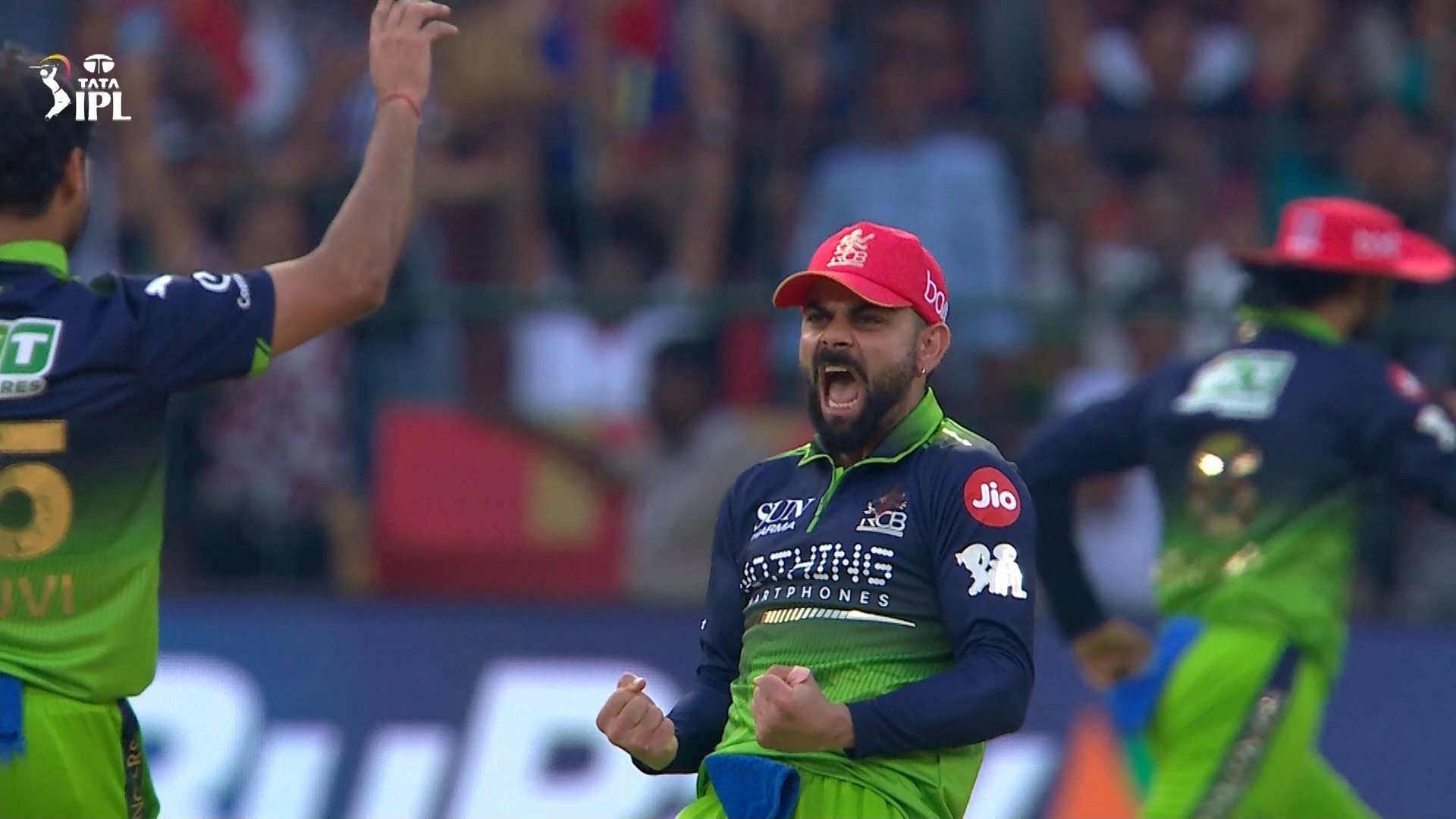 🎥 Same over, 2️⃣ INCREDIBLE catches 😮

And Bhuvneshwar Kumar 𝗯𝗿𝗲𝗮𝘁𝗵𝗶𝗻𝗴 𝗳𝗶𝗿𝗲 with the new ball 🔥

#RCB are PUMPED, ft. Virat Kohli 😎

#TATAIPL | #KhelBindaas | #RCBvDC