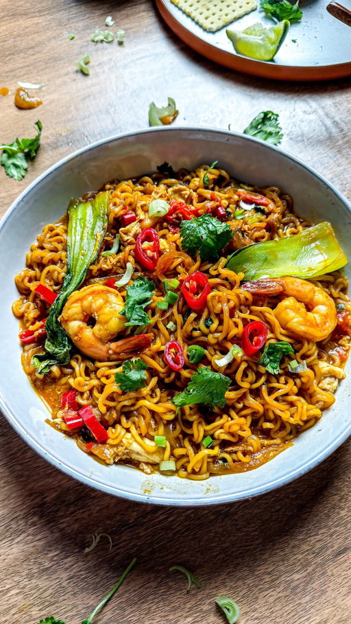 “Maggi” goreng basah @farahjeats 

Comment “recipe” and you’ll get the full recipe sent to your DM! 🫶

One of my favorite ways to level up your instant noodle. I’m using @nongshimusa’s Shin Ramyun but feel free to use whatever you want.

#asianfood #easyrecipe #quickrecipe #noodlehack