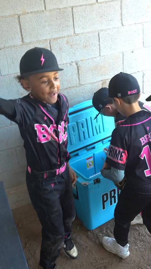 PRIME chants going crazy… dugout turned into a delivery zone 💧😮‍🔥
