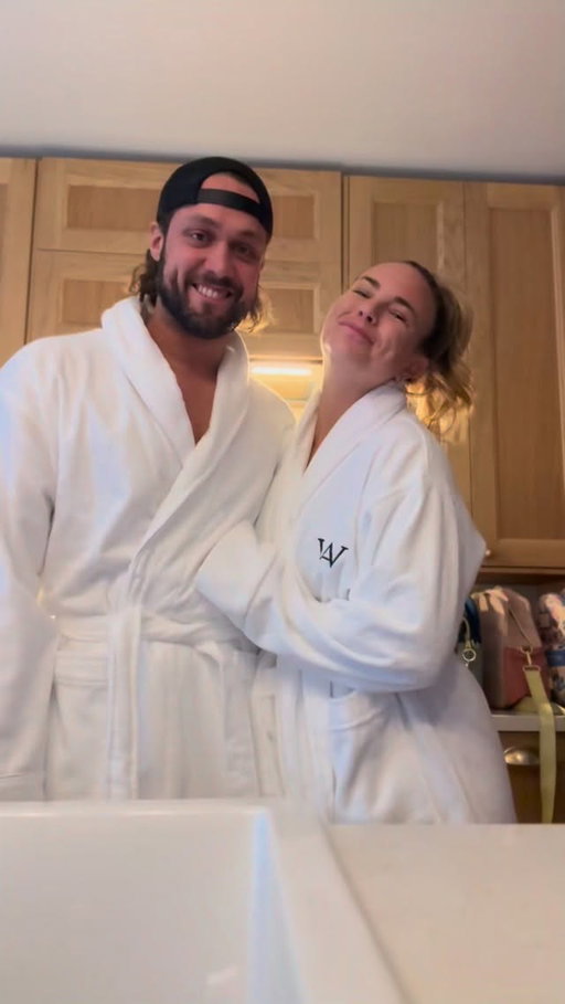 Bon, on part un débat 👇

C’est plus rock and roll les matins avec des bébés ou avec des préados? 😅
Je vous jure que je me ramène souvent à mes matins les plus intenses, où j’étais seule (tous les matins des 10 dernières années!) avec un bébé de 3 mois allaité, une terrible two qui pleurait 20h sur 24 et une f***ing four qui s’obstinait sur tout, même la couleur de ses bobettes.
Mais il y a des matins qu’avec ces mini préados… j’en bave 😮‍💨

Voici une liste de ce qu’on peut toutes relate ensemble :
	•	« C’est moi qui fais mon déjeuner » (mais c’est des pains dorés un lundi matin et il y en a partout, évidemment que c’est moi qui torche)
	•	« Je veux décider ce que je mets » (mais t’as jamais vu autant de motifs mélangés en un outfit)
	•	« Je suis débrouillarde » (mais décide de sortir un kit de bricolage à 15 min du départ)
	•	« J’ai 10 ans donc je ne mets pas de tuque » (même s’il fait 2… ÇA, on relate toutes!)
	•	« C’est moi qui fais mes cheveux » (mais elle a l’air d’avoir couru un marathon avant même de partir à l’école)

Ça me ferait du bien d’entendre vos matins chaotiques aujourd’hui 😅👋🏻

La bonne nouvelle, la gang, c’est que maintenant Max vit plusieurs matins avec nous… et qu’en plus, notre belle robe de chambre lui fait super bien 🙊