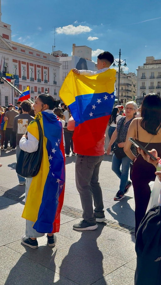 ¿Te regresarías a Venezuela ? 

#Venezuela #migrantes #madrid❤️ #venezolanosenmadrid #maríacorina