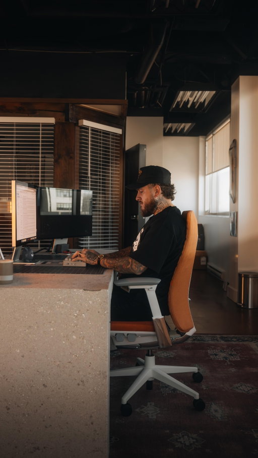I’ve spent so much time dialing in my workspace… and somehow ignored the one thing I use all day.
 
Shoutout to @haworthinc for sending over their Fern chair! I went with the digital knit fabric + aluminum base in Ember.
 
Looks unreal, but the way it moves with you while working is the real game changer. 
 
#myhaworth #haworth #ad