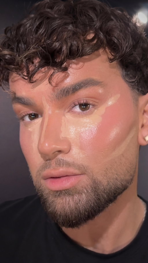 THIS IS HOW TO GET YOUR MAKEUP TO STOP TRANSFERRING!!! No more messy hugs 👀😍

@esteelauder double wear foundation 
@charlottetilbury beautiful skin bronzer 
@hudabeauty latte and cotton candy liquid blush 
@hudabeauty concealer 
@hudabeauty easy bake loose powder 
@maccosmetics studio fix foundation powder 
@hudabeauty blush pallet 
@maccosmeticscanada fix plus spray 
@charlottetilbury airbrush spray 
@onesize on till dawn spray 

#makeup #makeupartist #beauty #beautyhacks #makeuptutorial