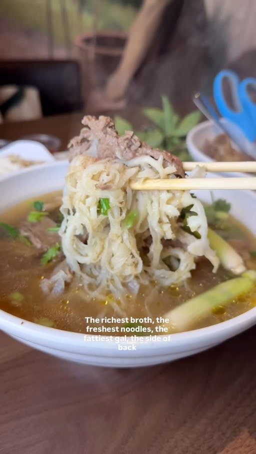 lines are longer on weekends. If you can go during the week, lunchtime wait was only ~20 mins 👌

is @phoholic_usa your top pho too? 🙋🏻‍♂️🙋🏻‍♀️

#pho #phonoodlesoup #phoaddict #lafoodie #eaterla