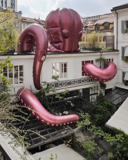 A Puffy Summer Takeover 🐙

Moncler Summer floats to a new dimension at Milan Design Week. Meet our larger-than-life mascot at the ‘Have a Puffy Summer’ pop-up at 10 Corso Como until April 28. 

#Moncler #MonclerCollection