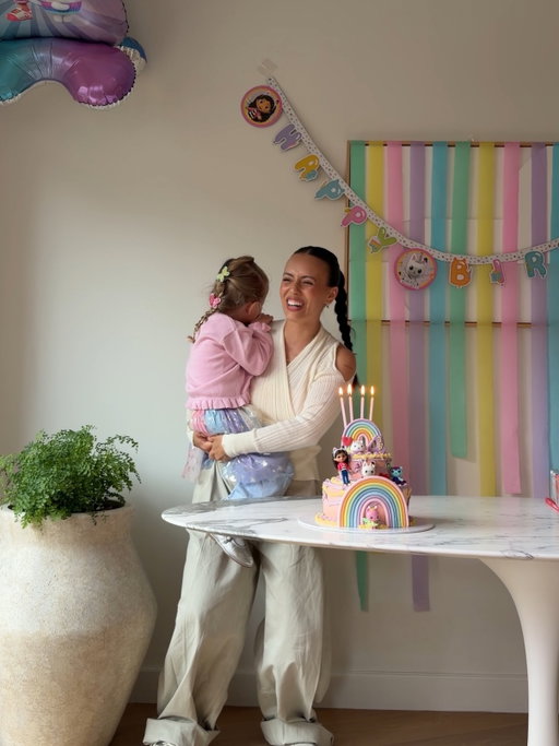Mijn favo meisje 🌸💖. Gemengde gevoelens bij het vieren van haar verjaardag dit jaar!! Dat ze 4 is geworden raakt me meer dan ik had verwacht. Ik voel dat ik opnieuw een stukje moet loslaten, want ze gaat ineens naar school ?? Ze heeft me minder nodig en denkt alles zelf te kunnen (🤣).

En naast al deze veranderingen is dit ook de laatste keer dat we haar verjaardag vieren in dit huis. Het huis waar ze geboren is, in haar eigen warme kamertje. Er is ruimte voor rouw naast het vieren, het mag er allebei zijn. En stiekem kijk ik ook wel heel erg uit naar ons nieuwe hoofdstuk… of misschien wel een heel nieuw boek 💖⭐️🥰