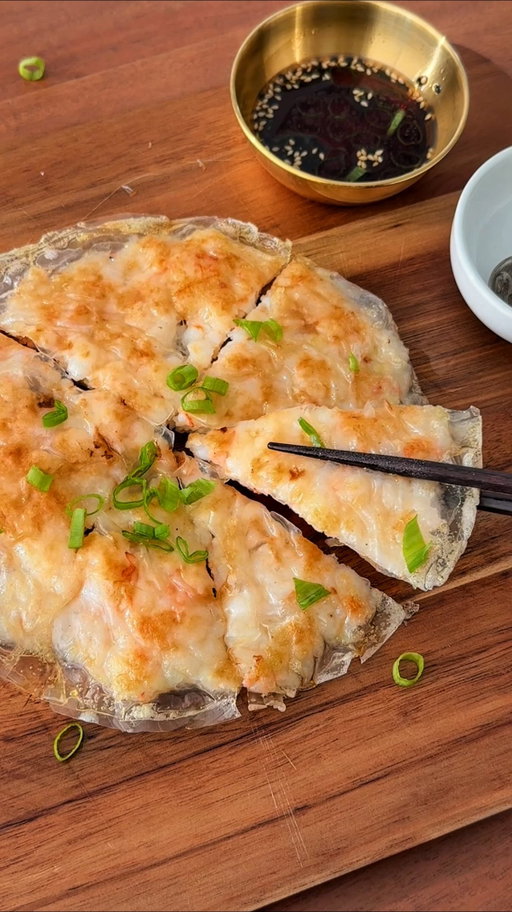 This MEGA Rice Paper Shrimp Pancake can be made with just a handful of ingredients from your freezer and pantry 😇 

Comment ‘SHRIMP’ and I’ll DM you the full recipe 🫶🏼🦐

I’m a huge fan of the large deep fried shrimp pancakes at dim sum restaurants so this is just my healthier version of that! 

Don’t forget to follow @eatingwithkirby for more food hacks + easy recipes! 🩷

#ricepaperrecipes #ricepaper #shrimp #shrimppancake