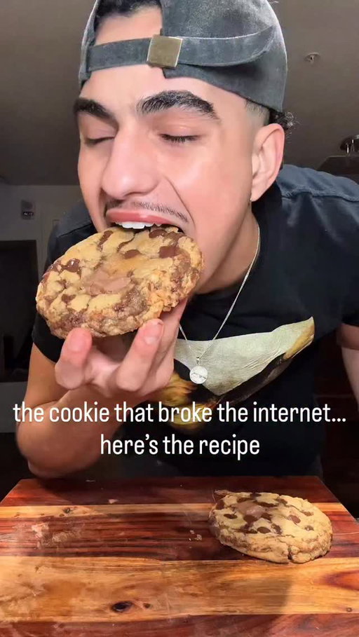 you guys went crazy over this 😭
so here’s exactly how to make it

arsenio’s crunch cookie 🍪

ingredients: Makes 6 massive cookies 
• 1 cup sugar (200g)
• 1 1/2 cups brown sugar (300g)
• 2 tsp salt
• 1 cup butter (225g)
• 2 eggs
• 2 tsp vanilla extract
• 2 1/2 cups all-purpose flour (315g)
• 1 tsp baking soda
• chocolate chips (measure with your eyes 😮‍🔥)

instructions:

1. mix soft butter, sugar, brown sugar, and salt
2. add eggs + vanilla, mix until smooth
3. fold in flour + baking soda until just combined
4. add chocolate chips
5. scoop onto baking tray
6. bake at 350°F for 12 minutes

the trick:
spin them with a bowl or cup right out of the oven to shape… then let them rest 😮‍🔥

let them cool slightly… then break them

if you liked this… there’s way more in my cookbook 👀 link in bio

#foodreels #easyrecipes #homecooking #cookies #crunch