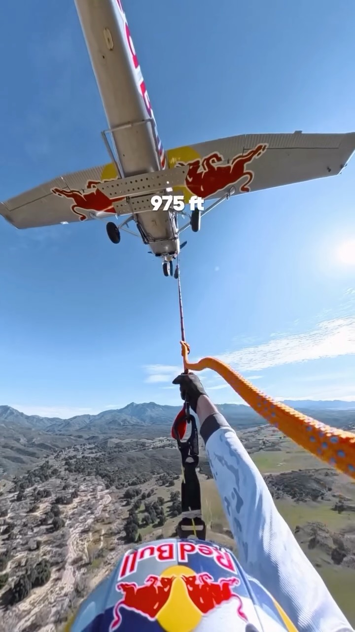 no boarding pass needed for this one 😏

🤝: @lukeaikins, @mikeswansons & @andyfarrington_ 
📍: @redbullusa

#redbull #givesyouwiiings #energydrink #plane #skydive