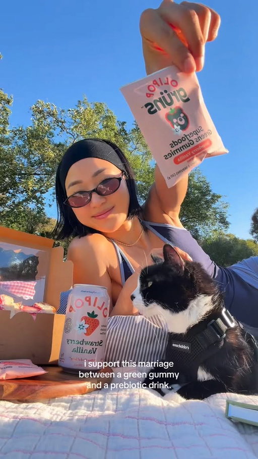too much fun on a picnic & i’m so here for this hard launch between @drinkolipop and @grunsdaily for the perfect strawberry vanilla dream 🍓 #olipoppartner #grunspartner